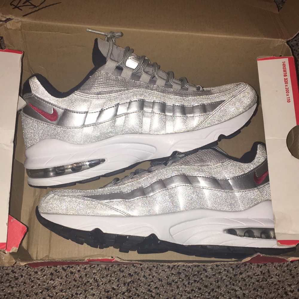 Silver Nike airmax 95 (like new!)